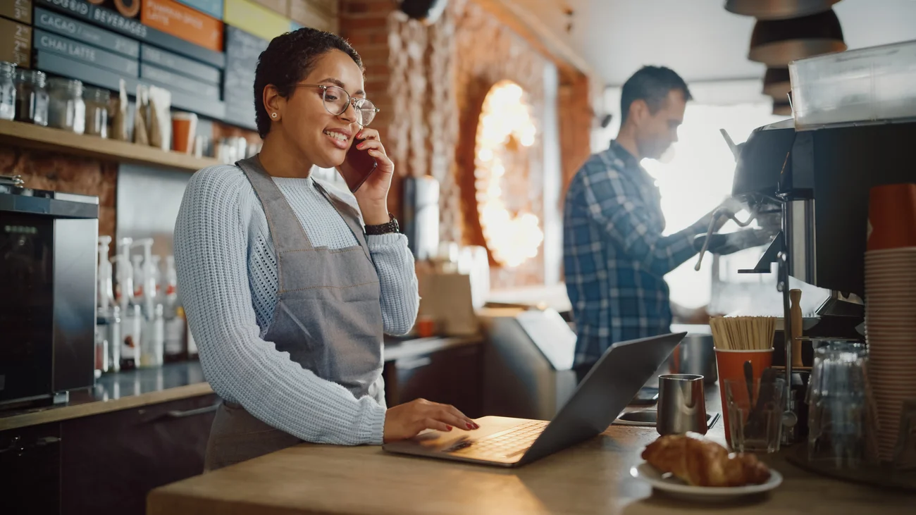 Comerciante vendiendo en un negocio físico y virtual.