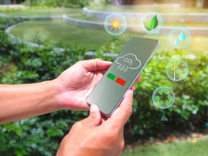 Comerciante utilizando un datáfono para cobrar con tarjeta.