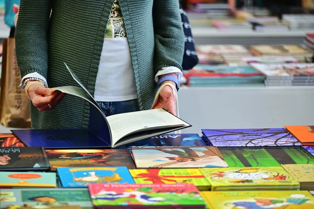 Comerciantes ofreciendo productos en una feria del libro.