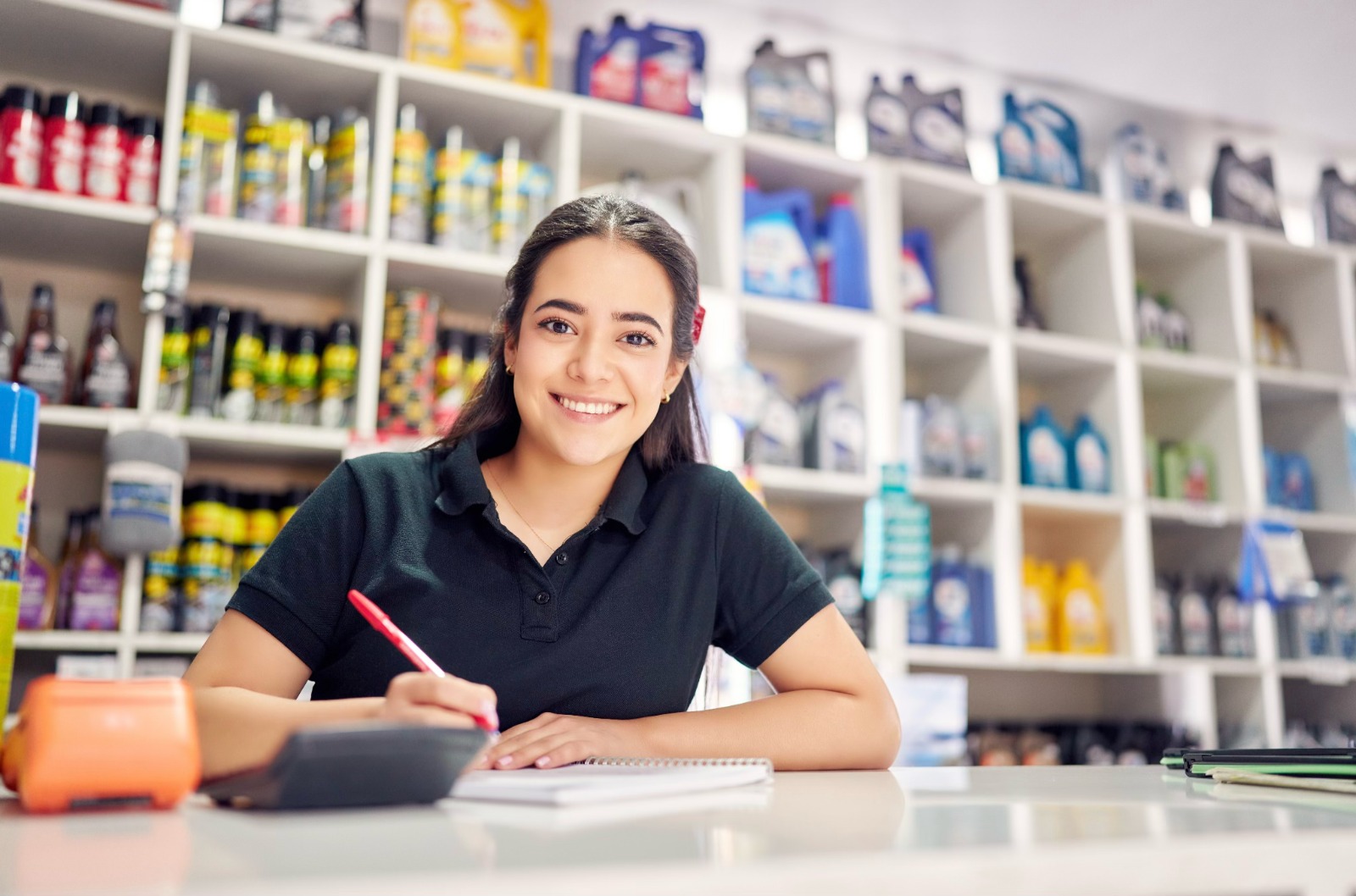 Mujer ajustando su estrategia de negocio a mitad de año